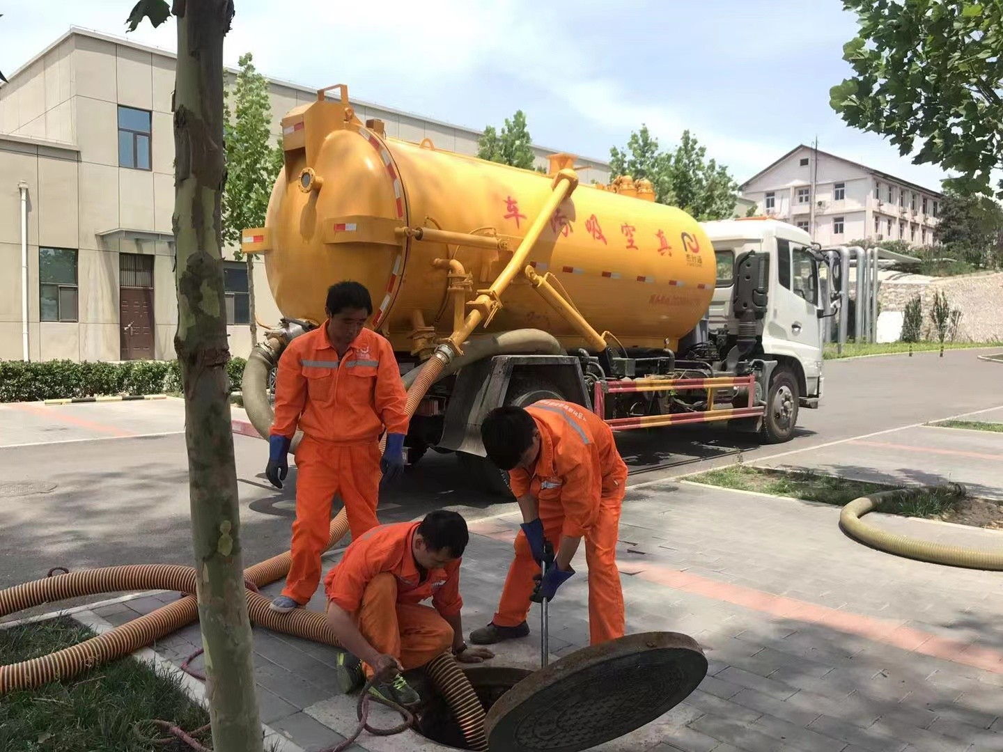 乌伊岭管道疏通车停在窨井附近